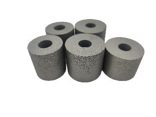 Matériau de moulage pour fixations en acier au tungstène