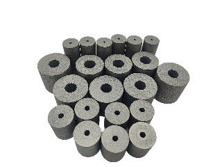 Matériau de moulage pour fixations en acier au tungstène